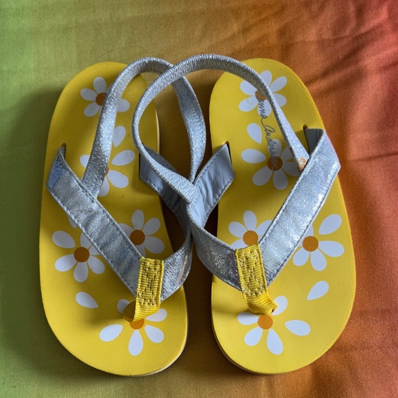 Hanna Andersson toddler girls yellow flower flip flops size 9-10 -EUC like new - Picture 3 of 4